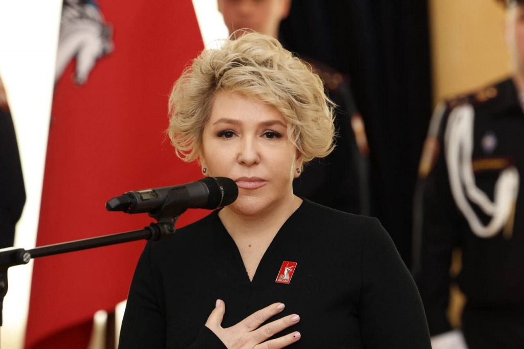 Еще больше актуальных новостей  — в нашем телеграм-канале. 
 
 Андрей РезвовВ числе первых, кто публично поздравил Ирину Гусеву с ее днем, оказался политолог Андрей Гусий, знакомый с Ириной Михайловной с 2013 года, когда она была мэром.📷    photo_2025-05-08_14-27-14
— Как-то после одних, мягко говоря, не самых однозначных выборов я отметил: Ирина Михайловна, это только начало. И вот, прошло буквально пару лет и она проводит мероприятия, сидя по правую руку от президента России Владимира Путина. И это тоже не предел. Вообще, ВАРМСУ выполняет достаточно сложную задачу, в том числе и на законодательном уровне. Знаю обратную связь от регионов — результаты тоже есть. В общем, наблюдаем дальше, — отметил Гусий.📷    Скриншот 20-05-2025 093558
Как и его коллеги, Гусий считает, что именинницу ждет серьезный карьерный рывок. Ранее ей прочили должность губернатора.📷    photo_2025-04-28_12-37-39
