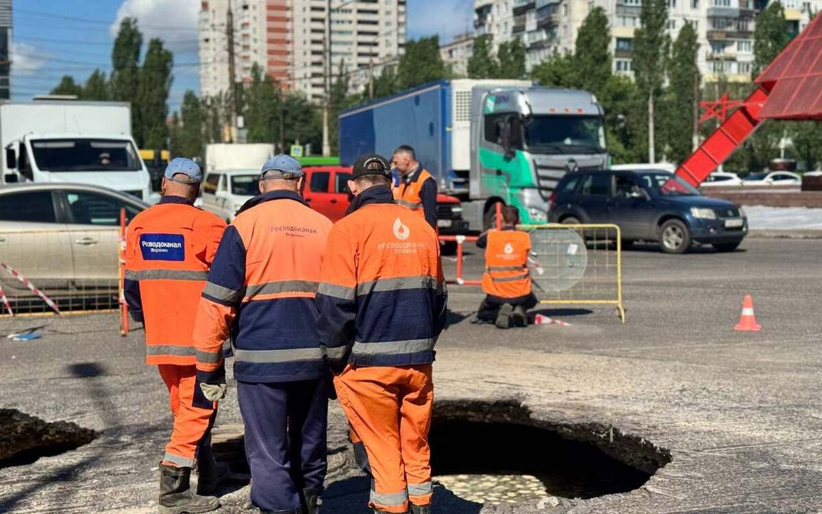   Коммунальную аварию у Памятника Славы оперативно устраняют Росводоканал Воронеж