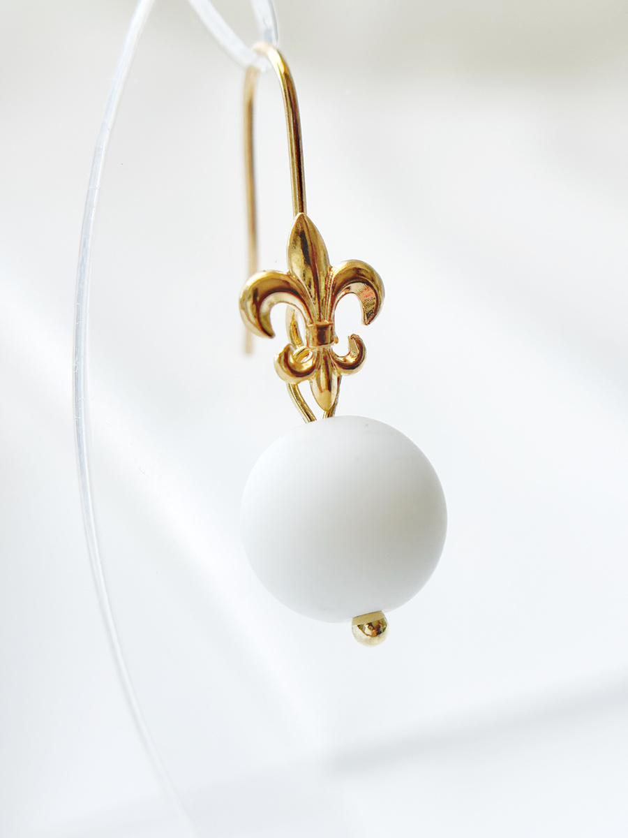 Серьги выполненные из 18-каратного золота и украшенные камнем белого агата. 