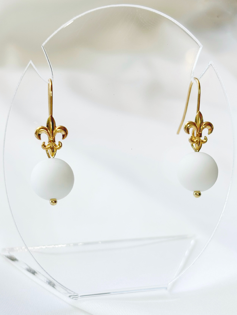 Белый агат символизирует спокойствие, гармонию и баланс.