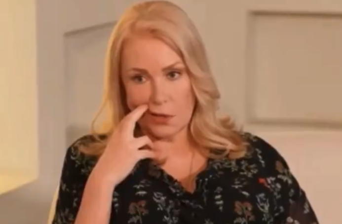 Во время монолога держала средний палец у рта.