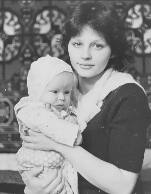 Юлия Пересильд в раннем детстве с мамой.