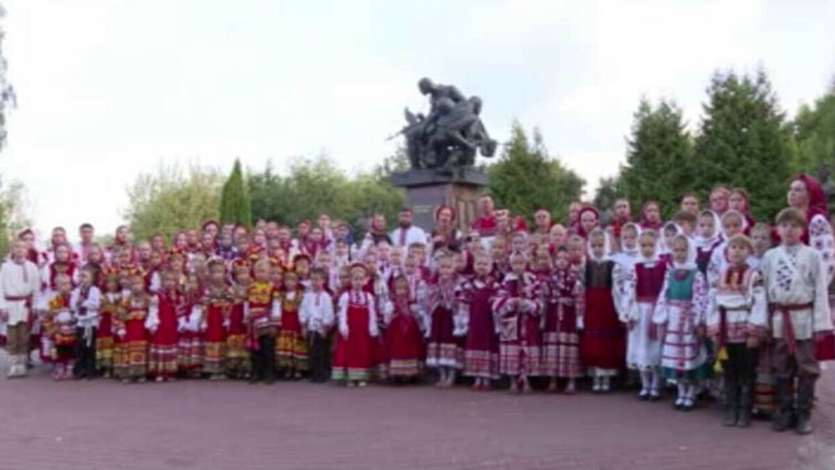    Курянка запустила флешмоб "Пой, курский соловей" в поддержку жителей приграничья и участников СВО