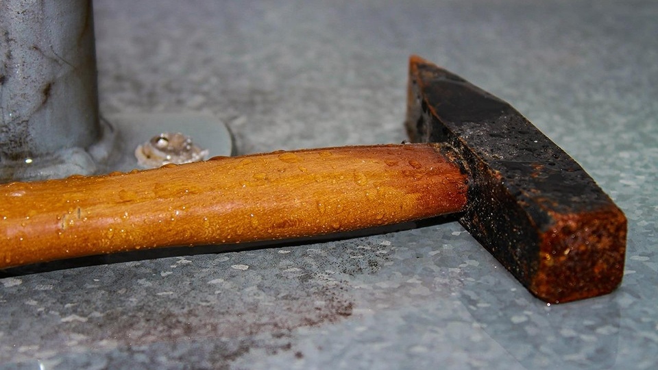 Окровавленный молоток.