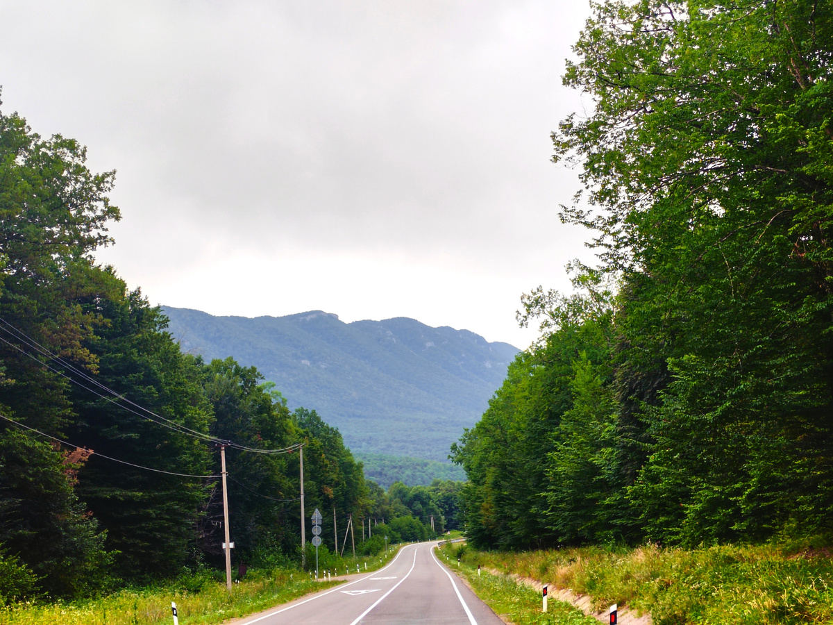 Начало дороги к подножию горы Фишт после моста через реку Пшеха в селе Черниговское Апшеронского района