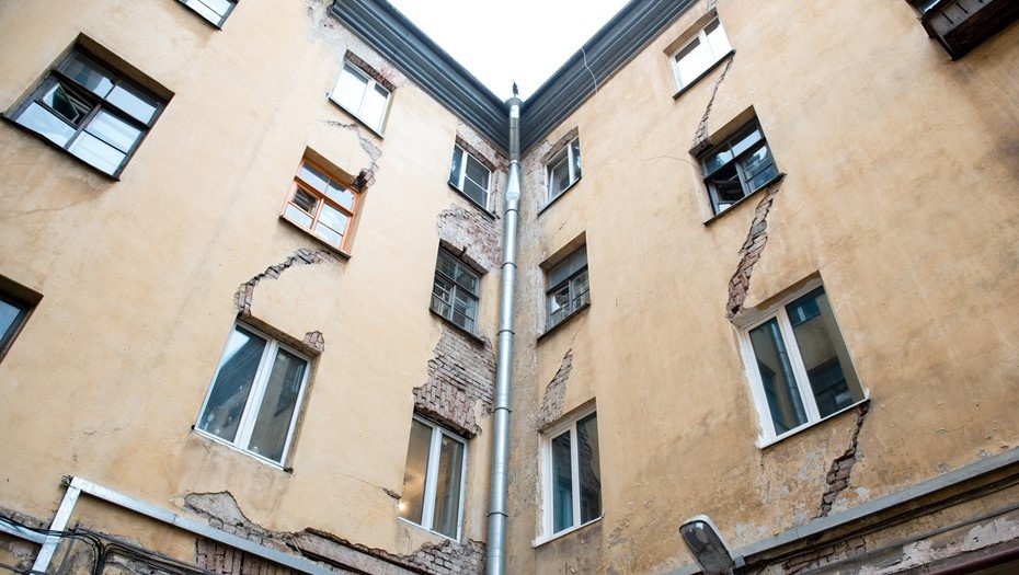    Стены жилого дома с трещинами в Петербурге, фото для иллюстрации. Автор фото: Михаил Тихонов / "Деловой Петербург"