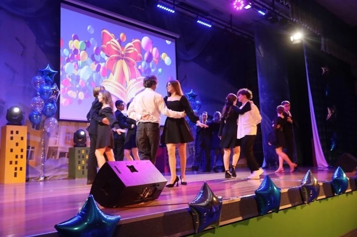    В Академическом районе Последний звонок прозвенел для 2,3 тысячи школьников