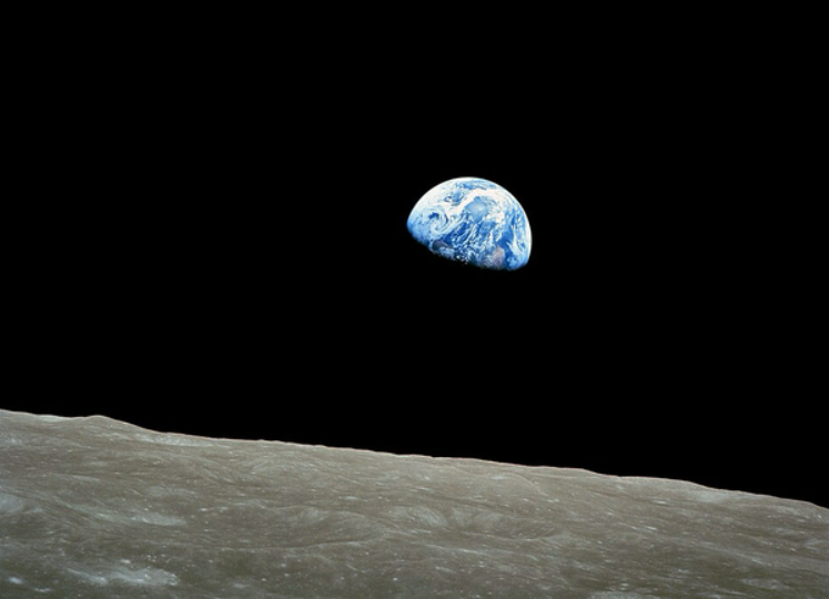 Если точка обзора на этом знаменитом фото верна, разве не должно быть видно ещё и Солнце?