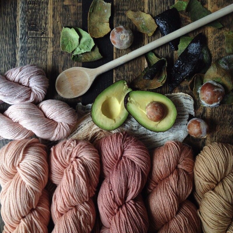 косточки авокадо могут окрасить пряжу в розоватый оттенок.