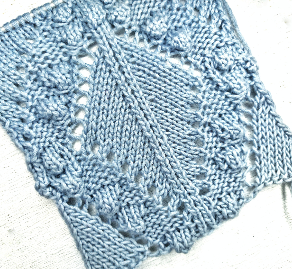 Ажурный узор с ромбами и шишечками