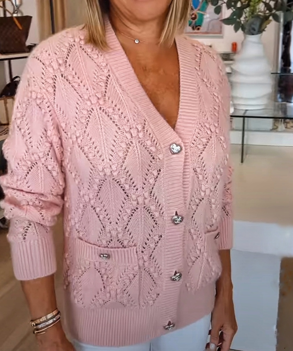 Розовый кардиган с узором из крупных ажурных ромбов и шишечек