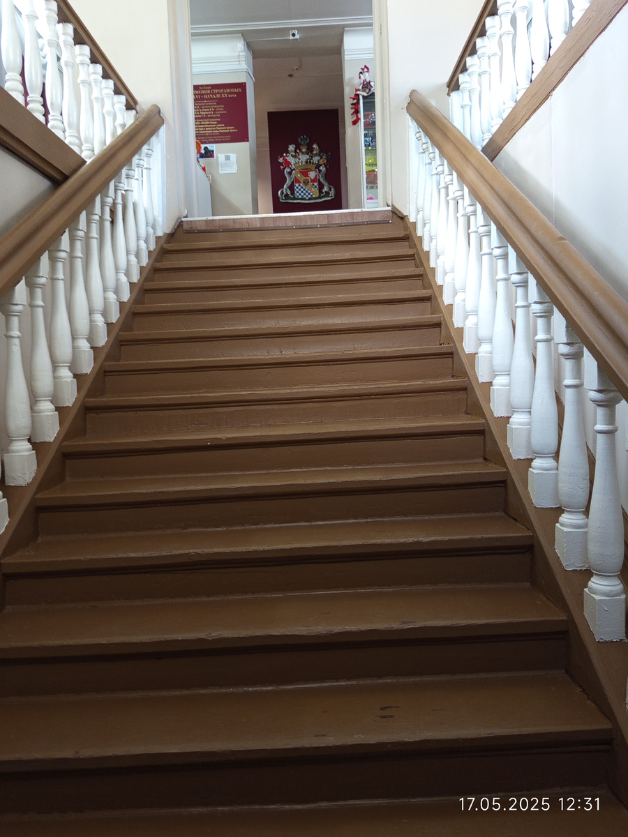 Фото автора. Поднимаясь по почти 200-х летней лестнице взгляд упирается в герб. Листайте