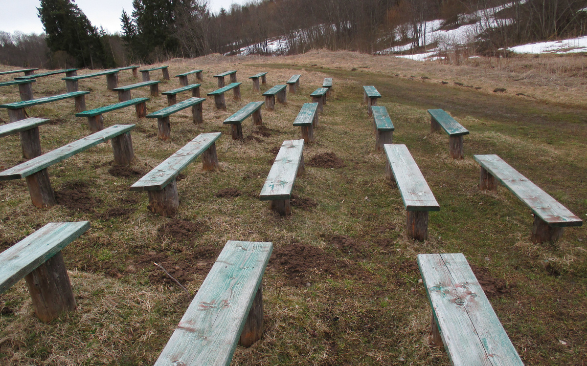 Лавочки для паломников и туристов; у истока часто проводятся различные культурные мероприятия