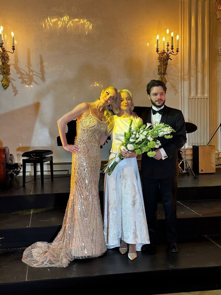 Анастасия Волочкова с дочерью и зятем. Фото: соцсети/@volochkova_art