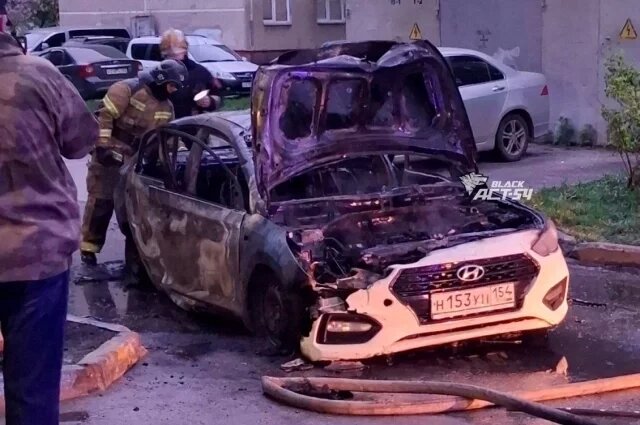 В результате ЧП пострадал водитель такси - у него ожоги. Фото: Telegram-канал АСТ-54 Black