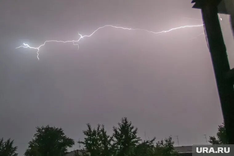 Молния угодила в пермячку, когда та разговаривала по телефону. Фото: Игорь Меркулов © URA.RU