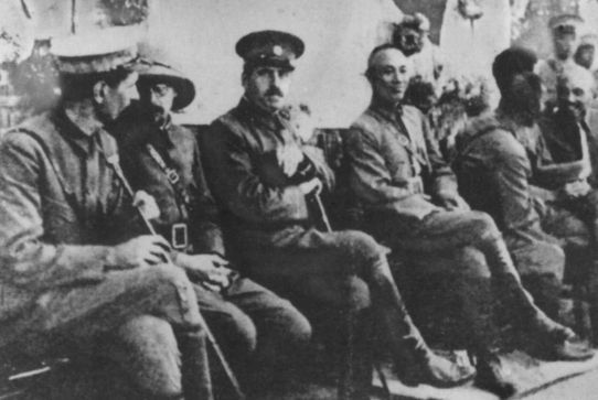 В.К. Блюхер/"генерал Галин" (в центре, в фуражке) и Сунь Ятсен (слева от него).
