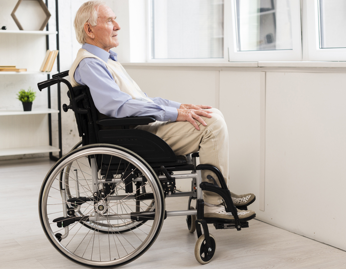 Удобное кресло для передвижения пожилых людей
