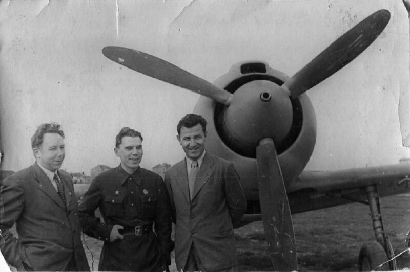 Лавочкин у самолёта Ла-5