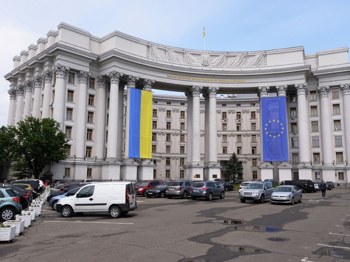    Здание МИДа Украины с национальным флагом Украины и флагом Евросоюза на фасаде© РИА Новости / Михаил Воскресенский