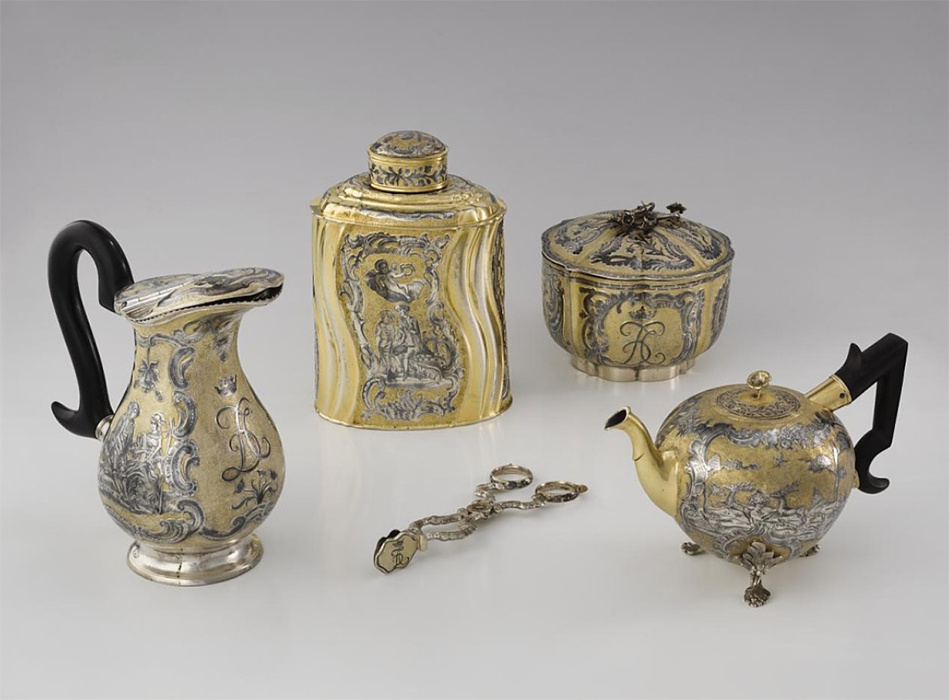 Предметы из сервизов, принадлежавших семье Дениса Ивановича Чичерина: чайник, чайница, сахарница, молочник, щипцы для сахара. Тобольск, 1774-1779 годы, мастера Петр Шимгин, мастер-монограммист DES. Серебро, дерево; литье, канфарение. Предметы можно видеть в экспозиции зала №2 Оружейной Палаты Московского Кремля. ©Музеи Московского Кремля