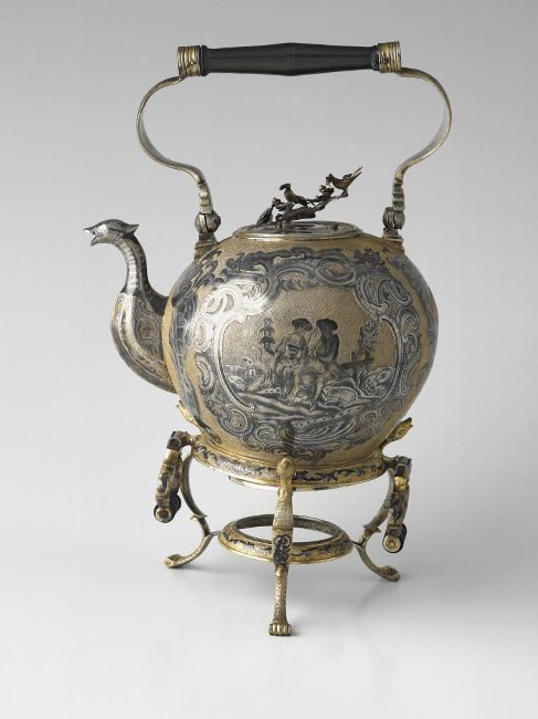 Чайник на подставке, 1774 год, работа Петра Шимгина. Принадлежал семье Чичерина. ©Музеи Московского Кремля
Иллюстрация 3