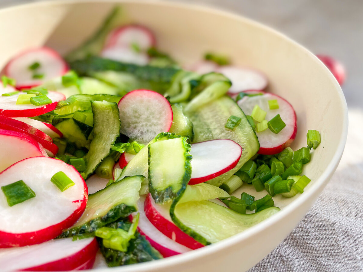 Салат с редиской и огурцами. Фото: Сладкий Персик
