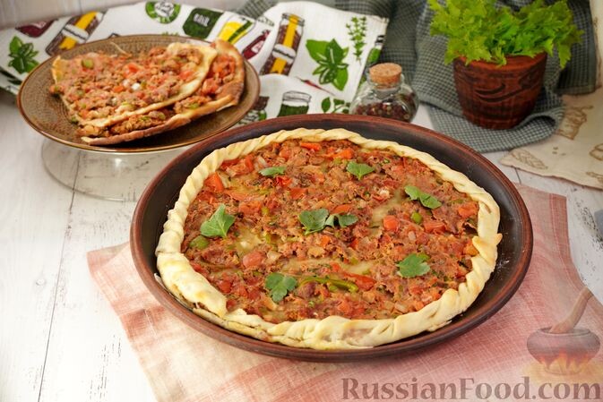 вода, масло растительное, мука, дрожжи сухие, сахар, соль, говядина или баранина, помидоры, перец болгарский, лук репчатый, шампиньоны, зелень петрушки, чеснок, паприка молотая, перец чёрный молотый, сок лимона