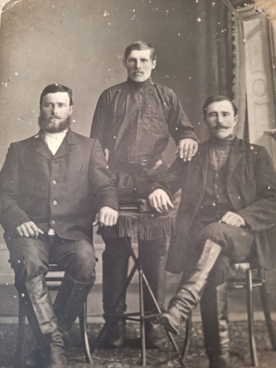 Захаров Автоном Васильевич занимает место в центре между двумя сидящими мужчинами. Этот снимок был сделан в фотоателье Марии Уссаковской в городе Тобольске. Фотография была найдена в семейном архиве внучки Захарова, Дорониной Надежды Ивановны.