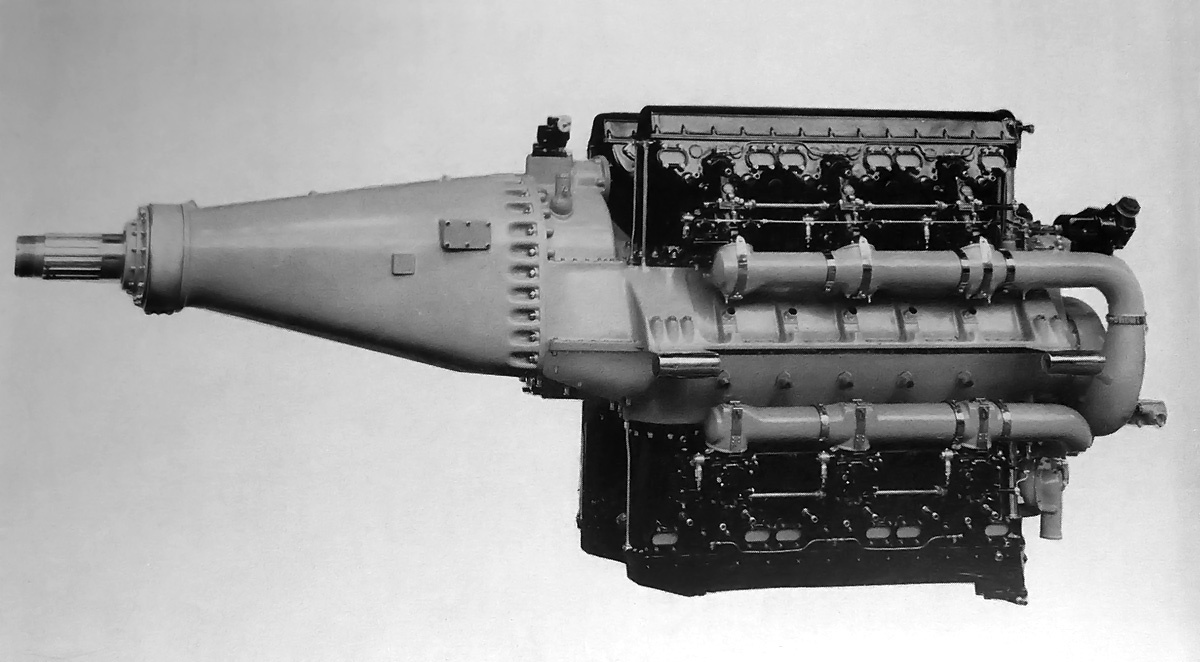 двигатель Hispano-Suiza 24Y Type 90 с удлиненным корпусом редуктора для воздушного винта одностороннего вращения. Данный двигатель был представлен на парижском авиасалоне 1938 года. Обратите внимание на три карбюратора для каждого блока цилиндров