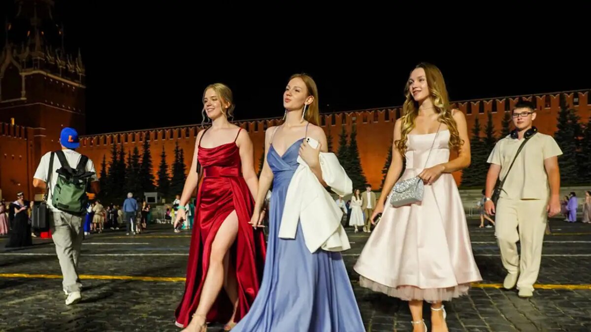    Выпускницы.