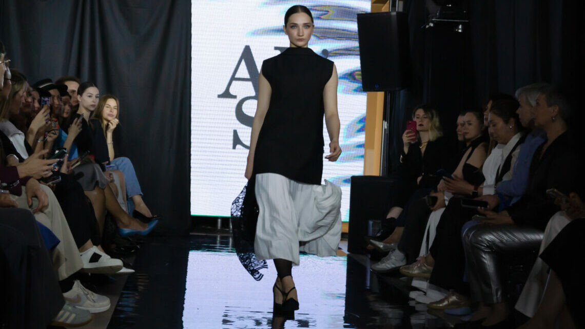 Французский стиль показали на подиуме «Новых Горизонтов». Фото: София Купченко.