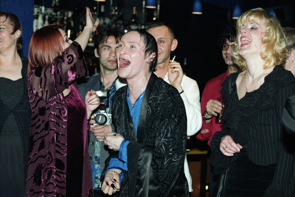 Певец Шура (в центре) во время презентации книги Эндрю Мортона "История Моники" в Москве, 20 апреля 1999 года ©Кавашкин Борис/ТАСС  📷