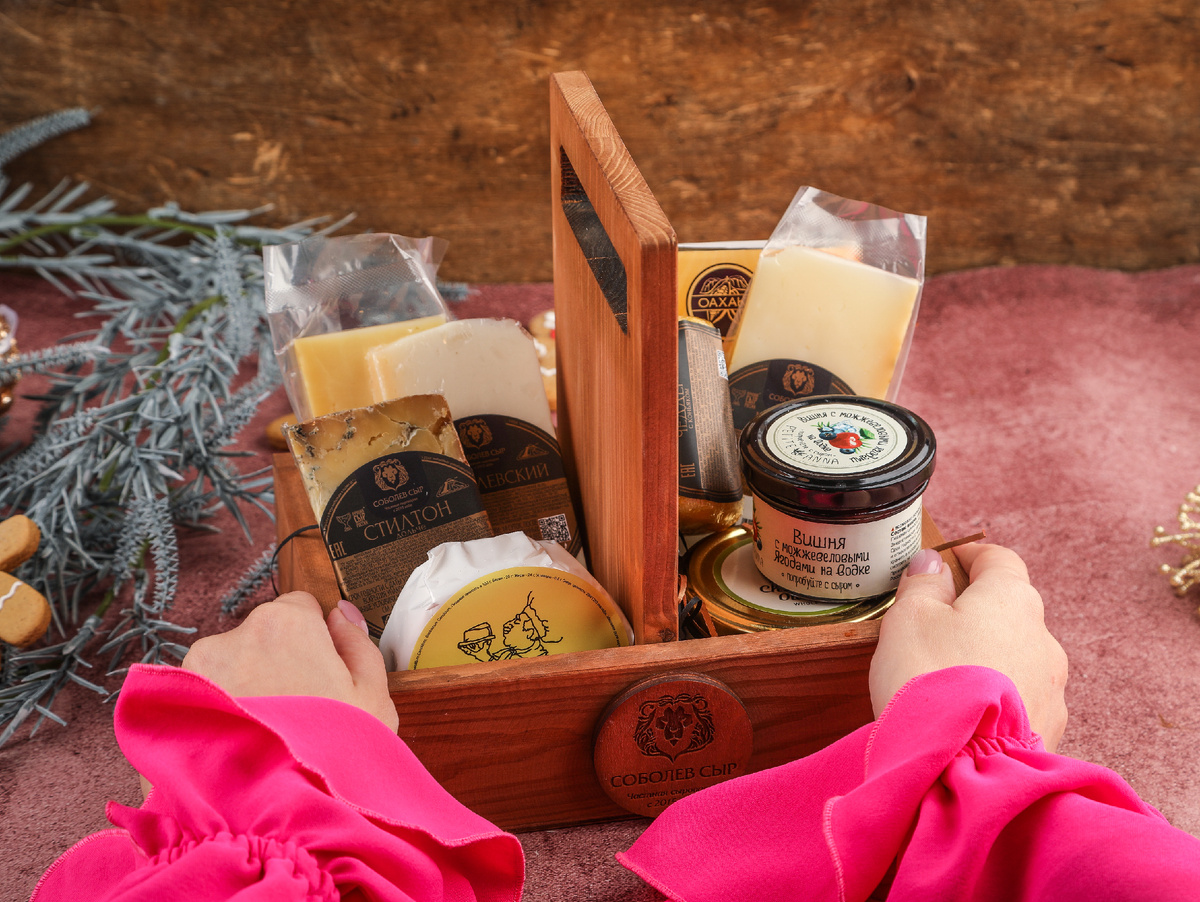 Все деревянные ящики «Соболев Сыр» выполнены из натуральной сосны руками профессионального плотника. В каждом боксе предусмотрена сервировочная доска. В этом варианте – ручка ящика выдвигается и становится доской для подачи сыра на стол.