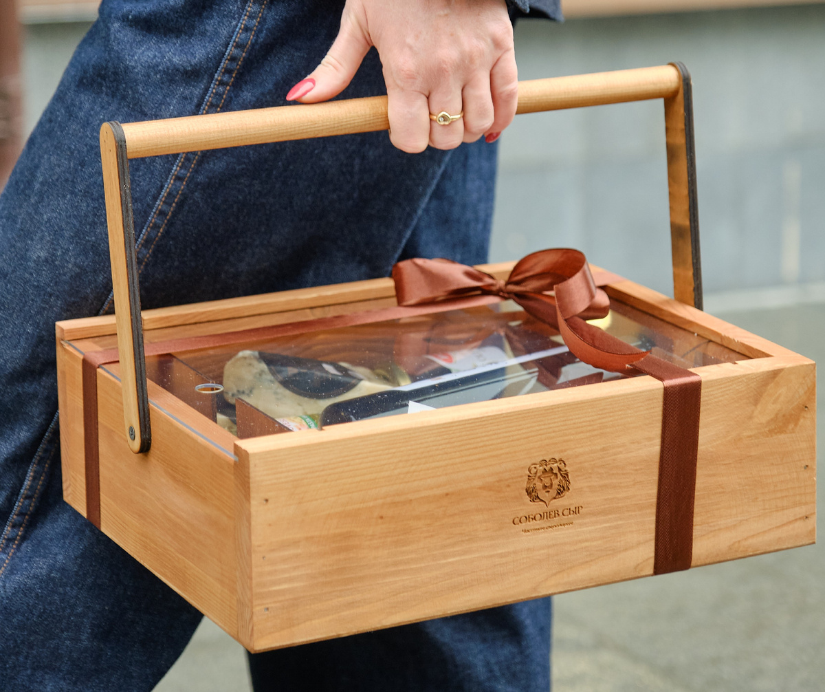 Подарочный набор «ВИП.Бокс»! В составе: семь изысканных сыров во внушительной фасовке, греческие сочные оливки, натуральный паштет, сыровяленая колбаса и оливковое масло. Важно: в этом ящике предусмотрено место для бутылки оливкового масла или вина. 