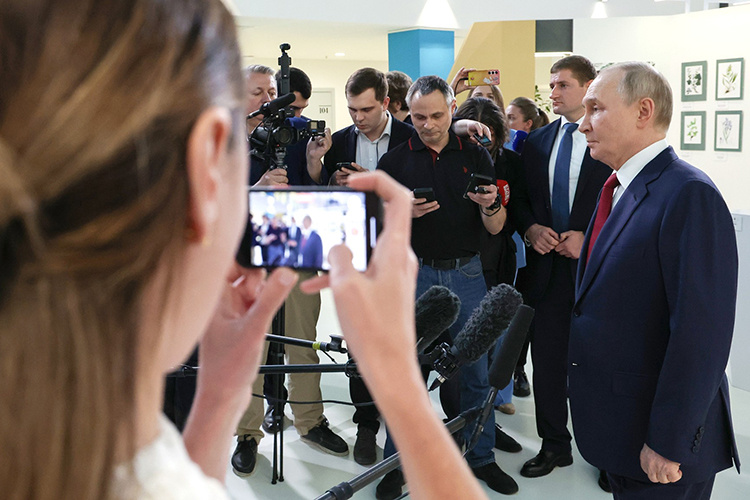    Телефонная беседа президентов России и США продлилась 2 часа 5 минут. Это была третья беседа после того, как Трамп вступил в должность президента Соединенных Штатов.   
Фото: kremlin.ru