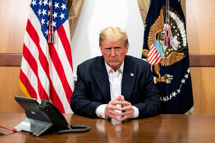    Президент США «помогает Путину победить» и отступает от переговоров по Украине, анализирует переговоры Bloomberg.   
Фото:  © Tia Dufour - White House Via Cnp / Keystone Press Agency / www.globallookpress.com