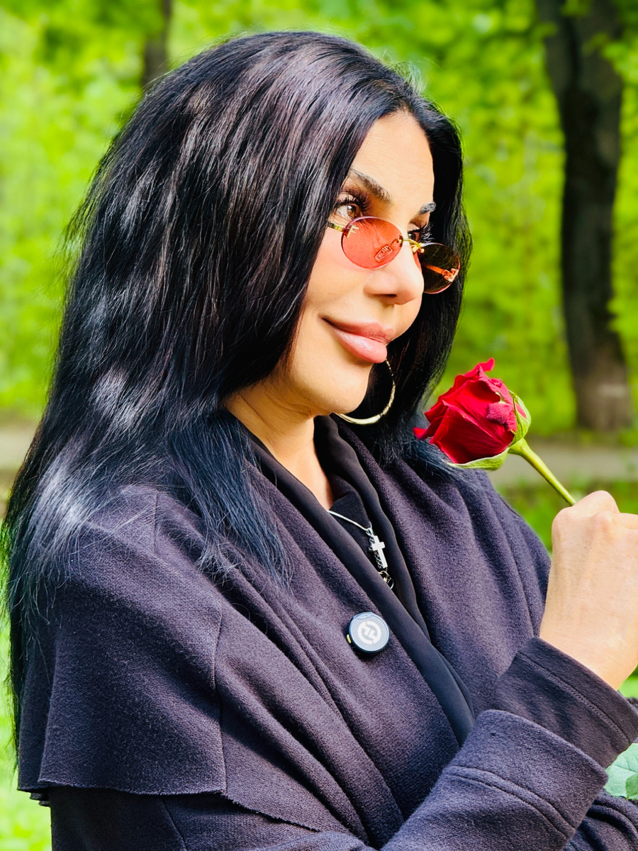 Иногда мы идём, не глядя по сторонам. Думаем, что движемся к мечтам… но почему тогда всё рушится?

Ведь Вселенная всегда говорит с нами. Просто не все умеют слушать.
🔮 Вот 5 мистических знаков, что ты сейчас НЕ на своём пути:

▶️Частые поломки техники и транспорта. Всё летит из рук? Телефон ломается, машина не заводится, а интернет вечно глючит? Это не просто совпадение. Это — сбой энергетического потока.

▶️Повторяющиеся тревожные сны. Особенно если снится одно и то же место или символ. Сны — древний язык Души. Не игнорируй его.

▶️Потеря вкуса к жизни. Даже то, что раньше радовало, стало пустым. Это не лень — это знак, что душа отказывается идти по ложной дороге.

▶️Необъяснимая усталость. Спал 10 часов, но всё равно нет сил? Это энергетические утечки, вызванные неправильным выбором пути.

▶️Чувство, будто ты чужой в своей жизни. Как будто смотришь на всё со стороны. Это уже шёпот твоего Высшего Я: «Проснись. Ты забыл, кто ты».

✨ Всё это — не наказание. Это приглашение. Приглашение вернуться к себе.
И если ты чувствуешь, что этот пост говорит с тобой — это тоже знак.
🔔 Приходи ко мне на индивидуальную консультацию.
Я проведу для тебя мощный ритуал активации удачи и помогу вернуть связь с твоим истинным путём. Пусть дороги снова откроются, а судьба заговорит в твою пользу. 💫