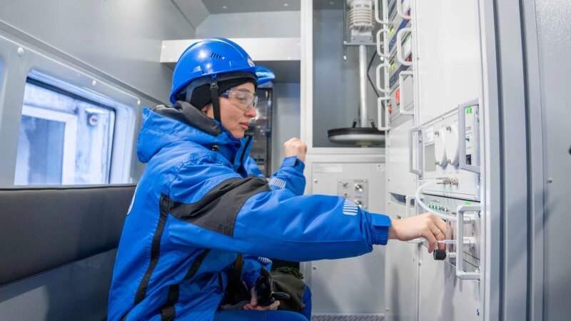     Алтай-Кокс ввел в эксплуатацию передвижную экологическую лабораторию для контроля качества атмосферного воздуха. Фото предоставлено компанией Алтай-Кокс.