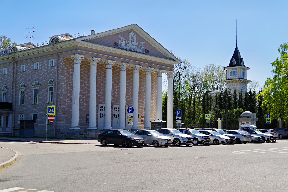 Каменноостровский театр и бывший особняк графини М.Э. Клейнмихель