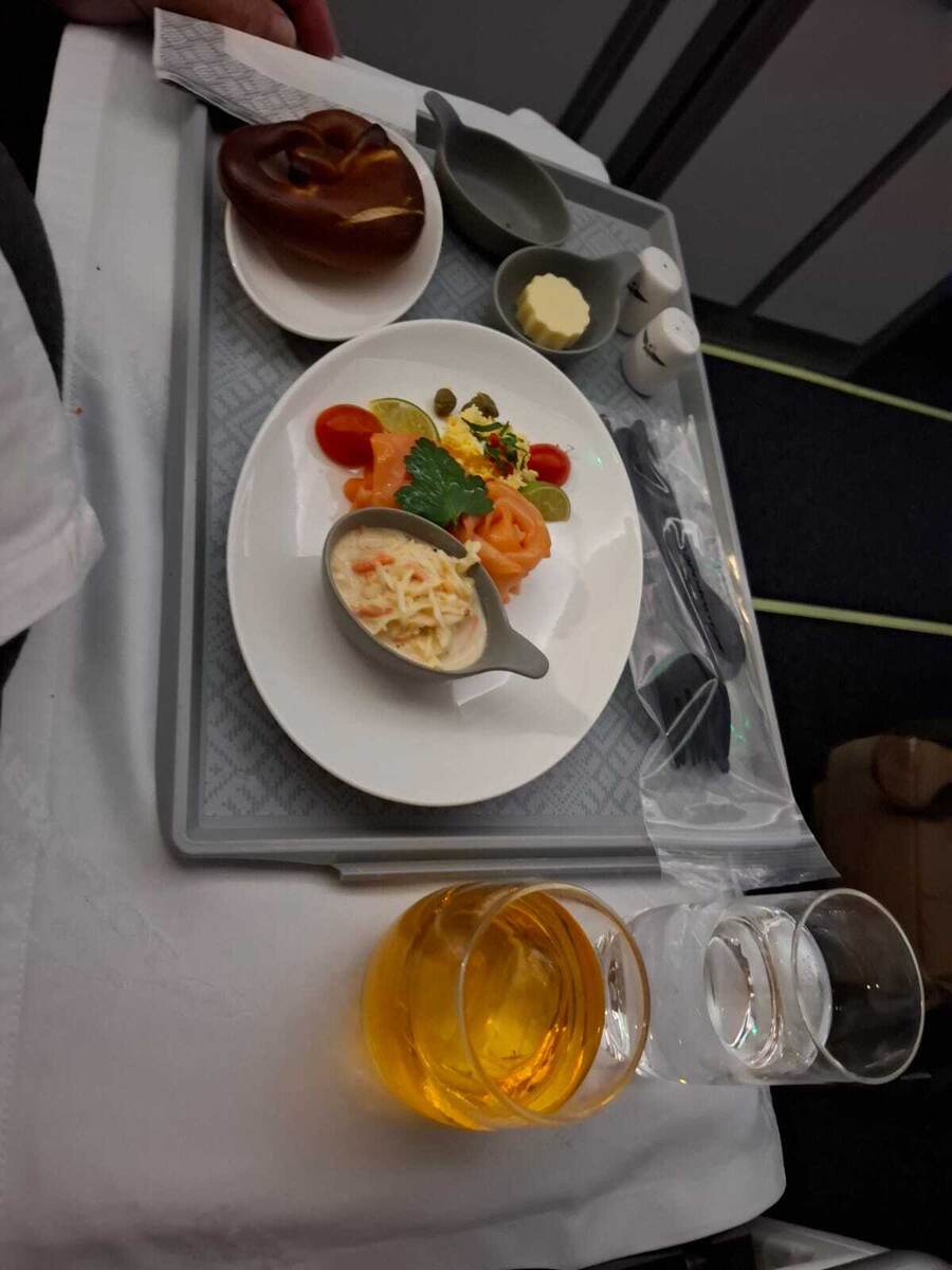 Всё очень вкусно. Соки и воды. Соль-перец не из пакетиков, в фарфоре. 