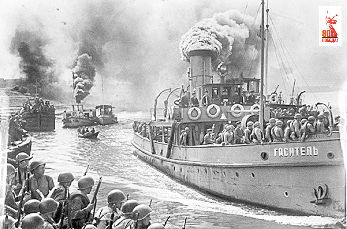 Самое известное фото «Гасителя» — на самом деле кадр из фильма 1949 года. Он иллюстрирует, как бронекатер во время Сталинградской битвы доставлял пополнение армии.