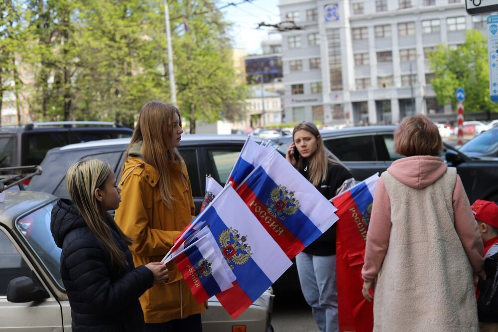 
Немало людей торговало российской и ко Дню Победы атрибутикой.