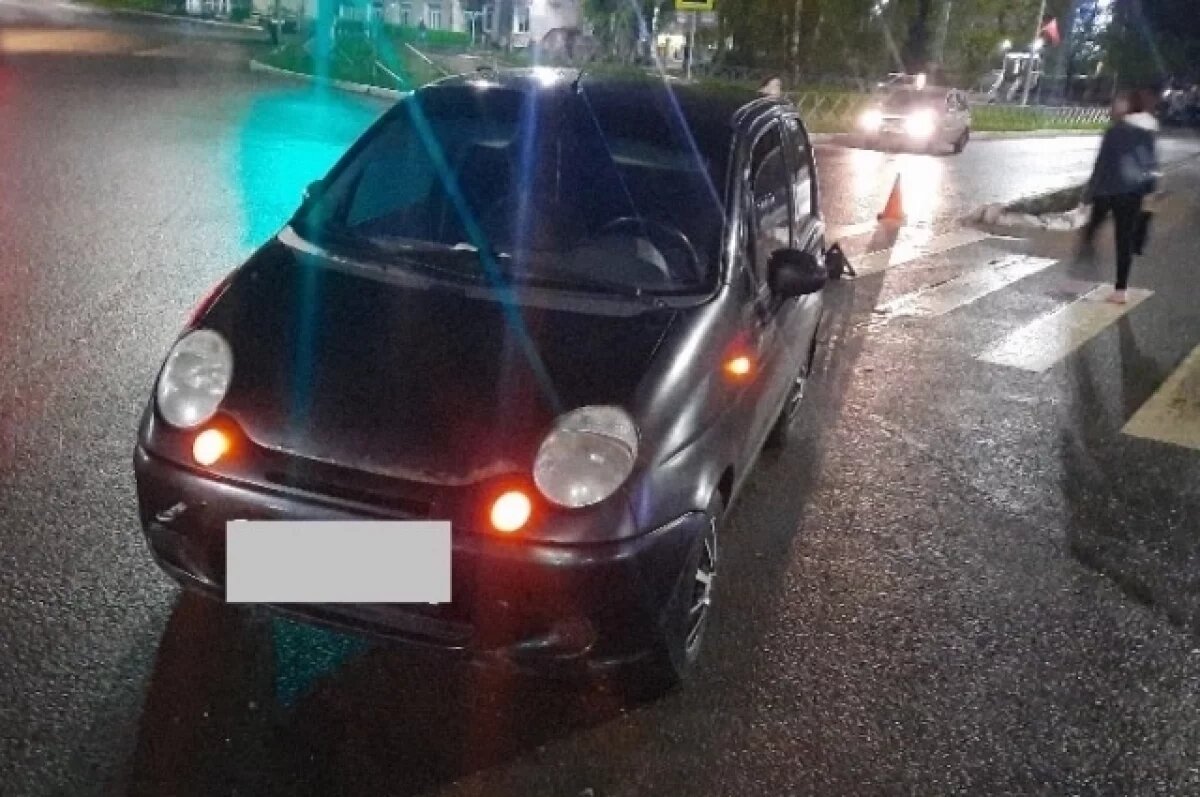    Автомобиль наехал на мальчика, когда он переезжал через дорогу.