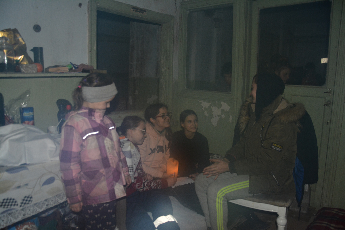 Дети играют в бомбоубежище