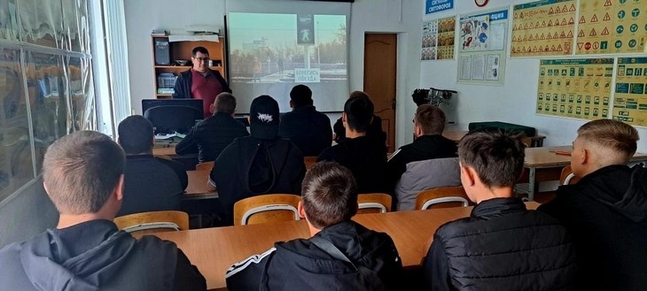    на железнодорожных путях. Алексей Коверзнев