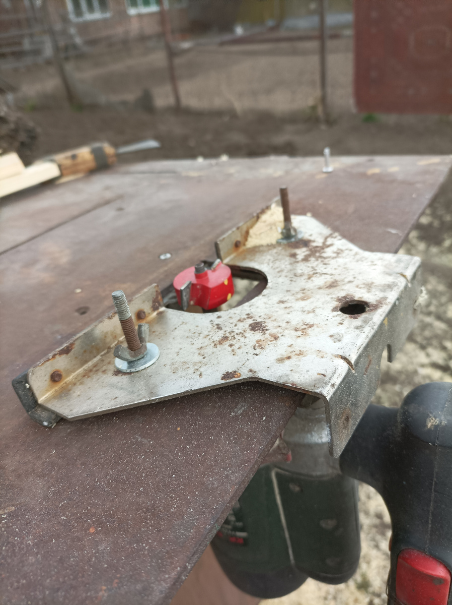 На этом снимке видна маленькая деталь: в просверленное заранее отверстие вставлена " вверх ногами" алюминиевая заклёпка. Это стопор, в который упирается боковая планка при обработке, чтобы обе стороны планки были выбраны фрезером симметрично. Вообще то отверстий в станине три, для трёх различных планок- Дадана, Рута, и магазинки.