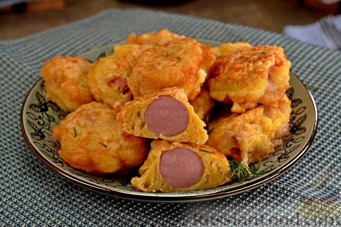сосиски, яйца, сыр твёрдый, травы прованские, мука, соль, масло растительное
