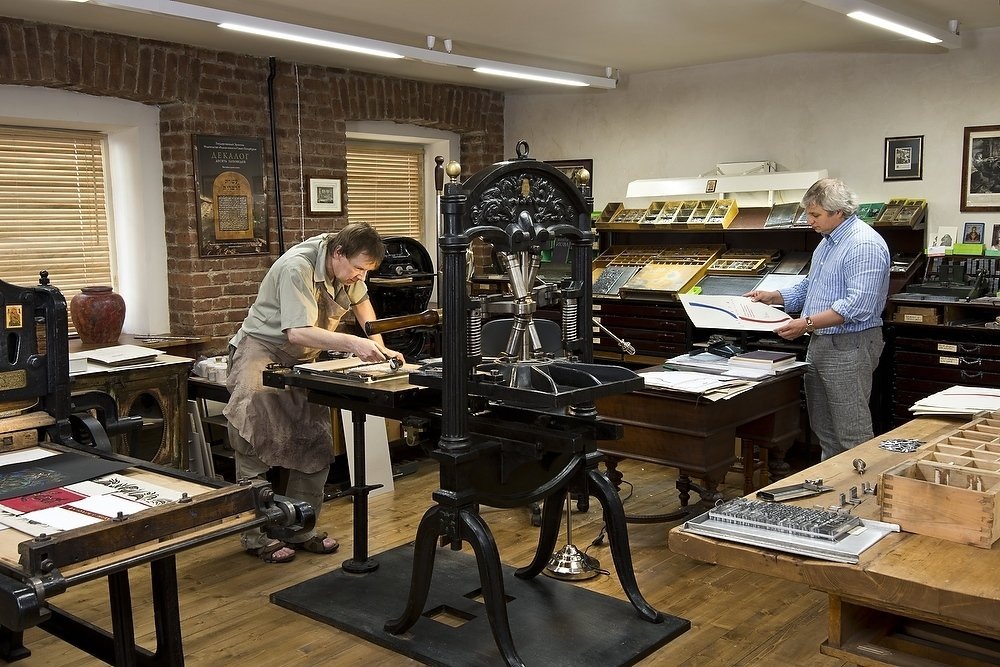    На подобных станках набирали тексты и печатали книги еще во времена Иоганна Гутенберга./Издательство "Редкая книга"