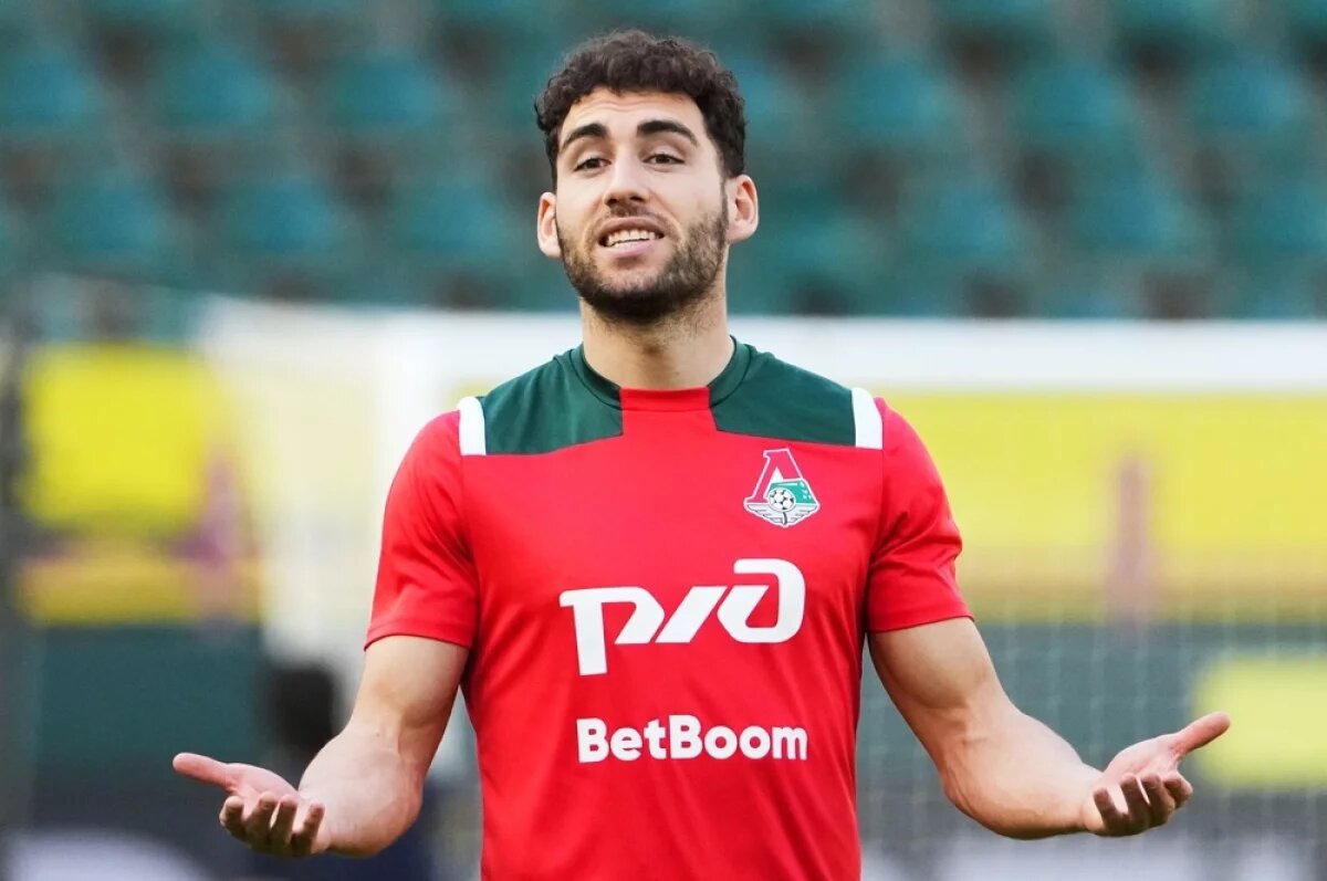    Игрок ФК «Локомотив» Наир Тикнизян на разминке перед началом матча